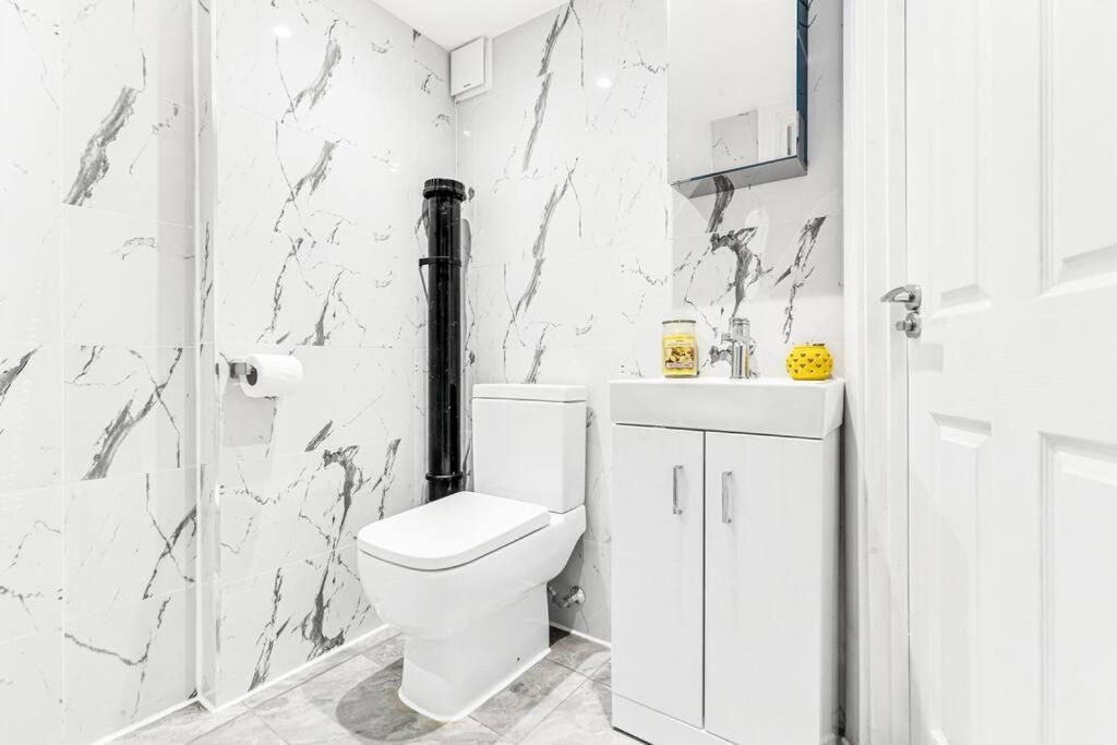 Luxstay Holland Park Apartment With Ac لندن المظهر الخارجي الصورة