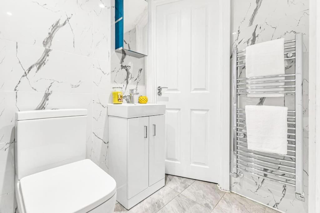 Luxstay Holland Park Apartment With Ac لندن المظهر الخارجي الصورة